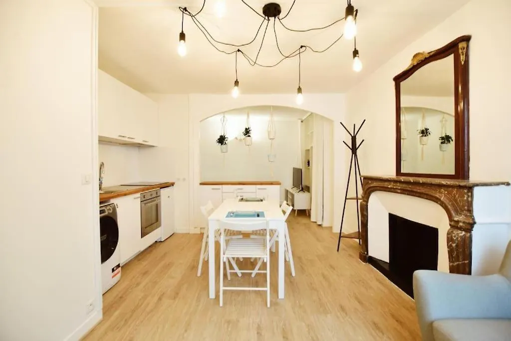 07 Grand Studio On The Place Des Vosges Paris